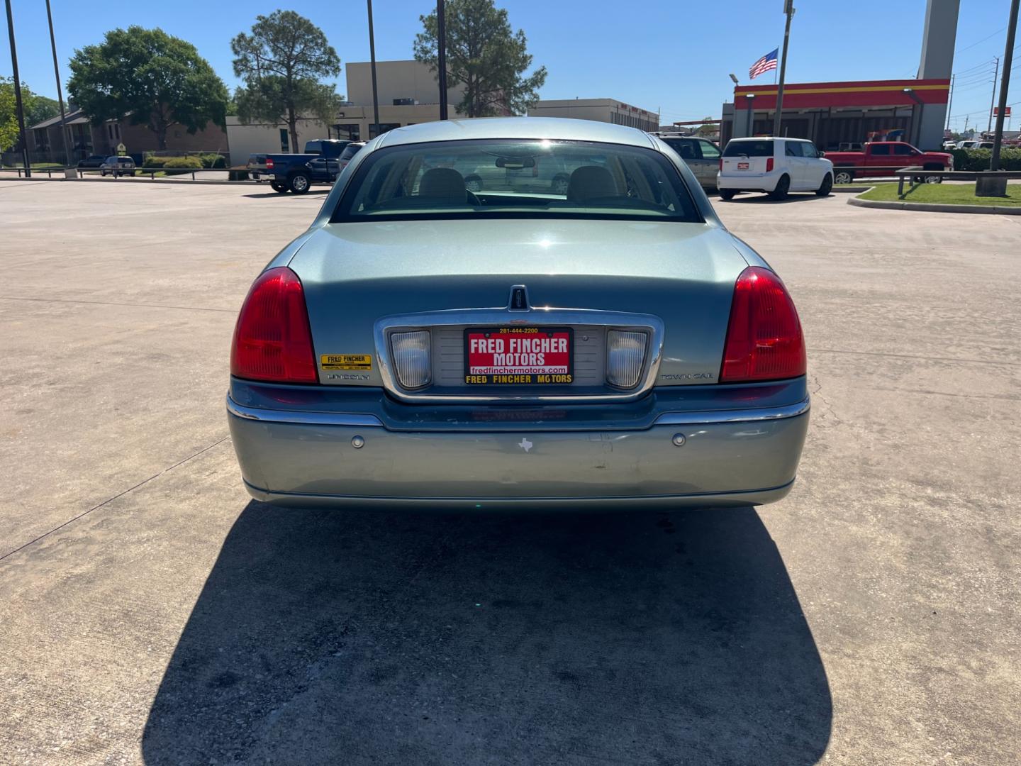 2004 green /TAN Lincoln Town Car Signature (1LNHM81W84Y) with an 4.6L V8 SOHC 16V engine, 4-Speed Automatic Overdrive transmission, located at 14700 Tomball Parkway 249, Houston, TX, 77086, (281) 444-2200, 29.928619, -95.504074 - Photo#5